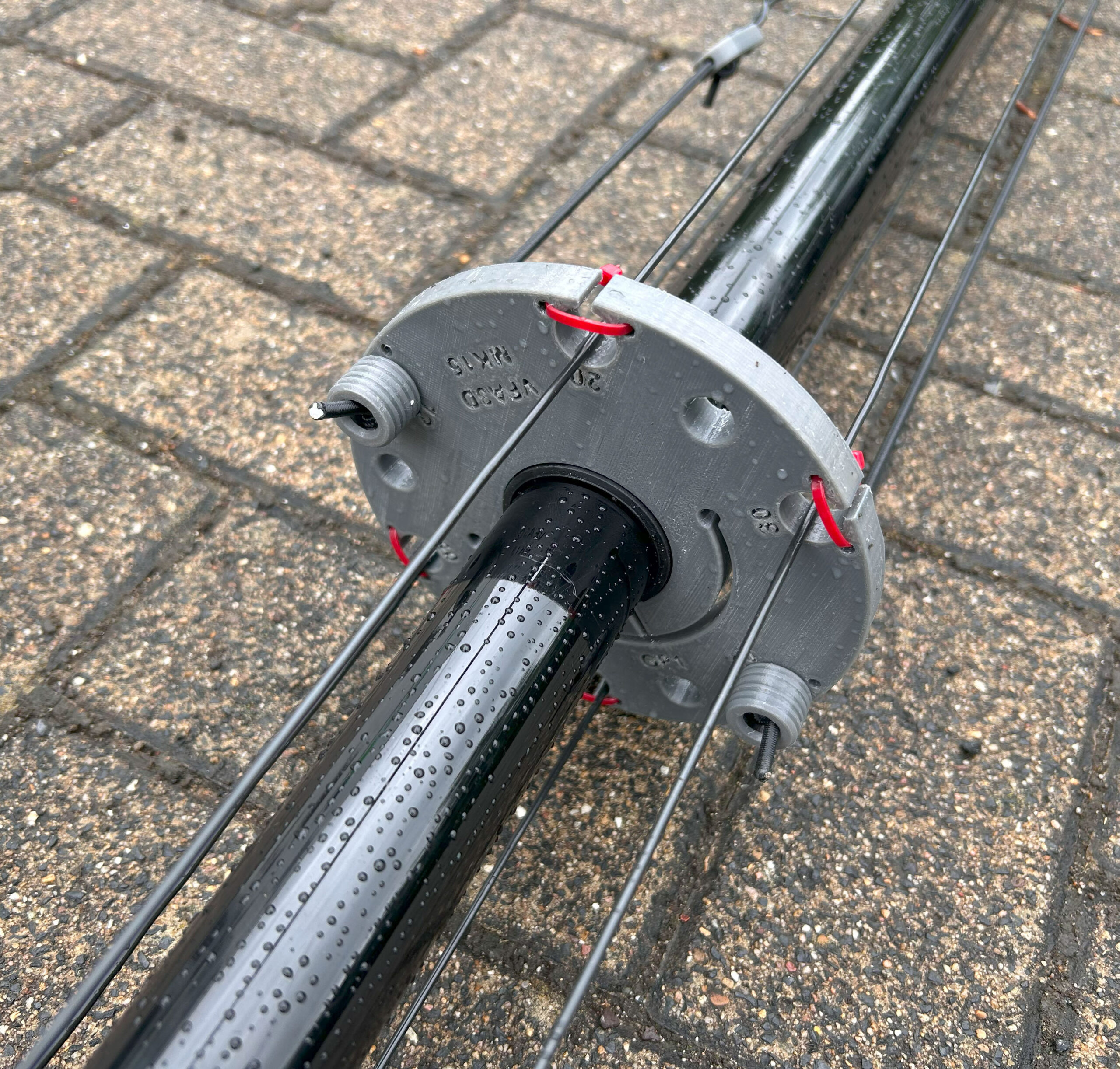 Vertical multi-band antenna – threading the radiator elements